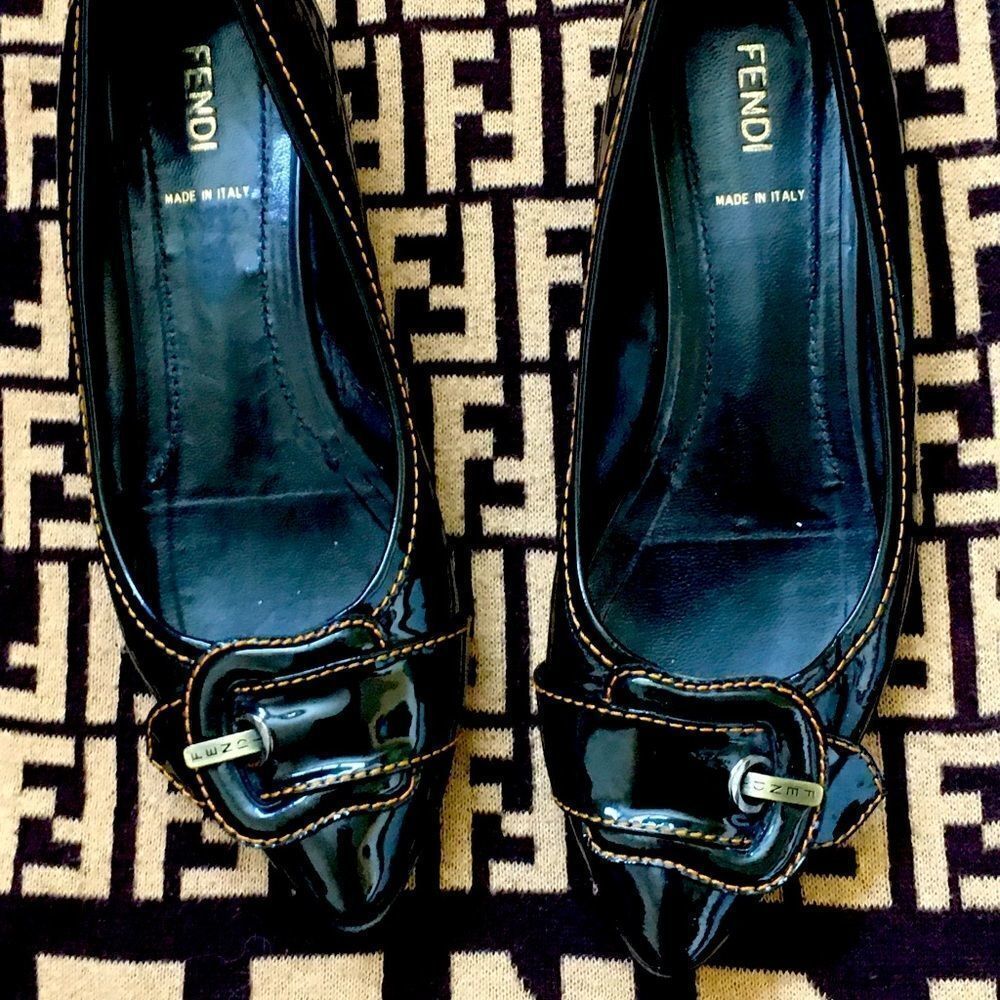 Authenticย FENDIโGlossyโBlackโPatentโLeatherโFlats